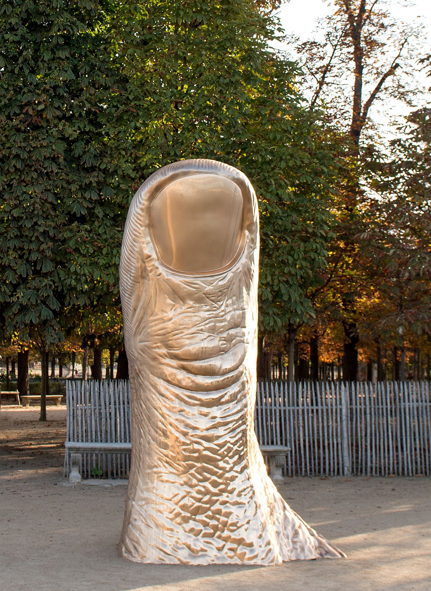 CESAR  Pouce   Bronze poli 350 x 197 x 142 cm Signé et numéroté 1_8, Foudeur Bocquel,   copie.jpg